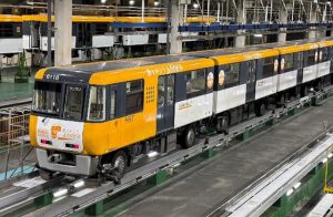 為紀念退役進行包裝的 Astram Line 6000 系列列車（由廣島高速交通公司提供）