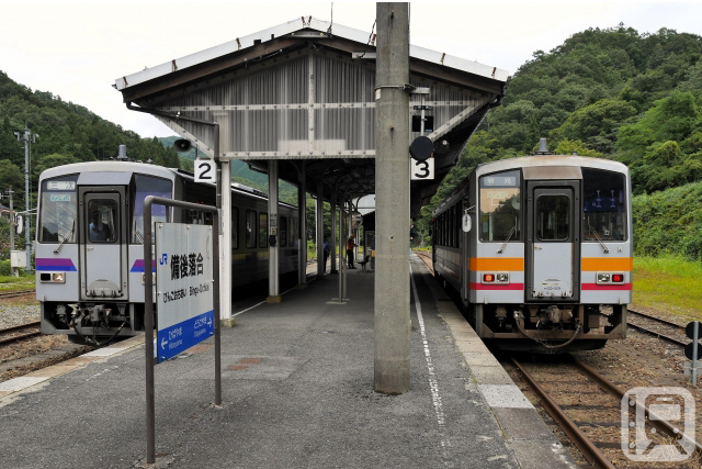 在芸備線等線路上運行的 JR 西日本 Kiha 120 系列柴油列車(旅人フミオ/PhotoAC)