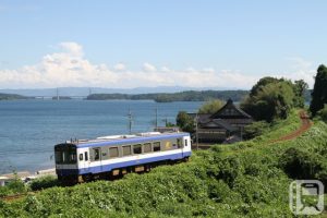 能登鐵道NT200系列柴油列車沿七尾灣行駛(PoN太/PhotoAC)