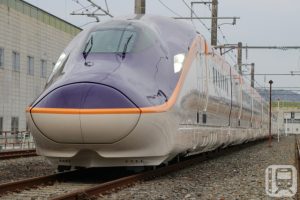 JR東日本E8系列列車在山形新幹線上行駛 (りきー/PhotoAC)