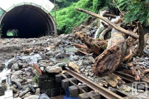 暴雨災害發生後，一年來首次啟動修復工作 – 陸羽東線因19處受損而關閉 – 大量泥土和沙子從鐵軌旁的山上湧入