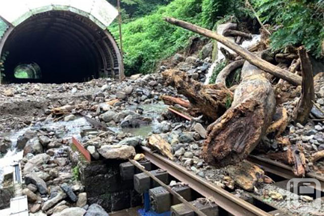 2024年7月因暴雨而發生大規模山崩的陸羽東線瀨見溫泉站至東長澤站之間（JR東日本提供）