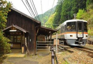 今年秋季，「飯田線祕境站列車」將在乘客稀少的車站停靠 – 並首次從「意外的始發站」運行提供美酒的特別列車