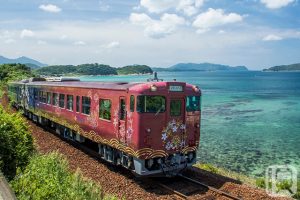 山陰本線時隔兩年零三個月重新通車 – 因暴雨傾斜的橋樑修復工程已完成 – 可欣賞壯麗景色的觀光列車“○○之話”也恢復運營