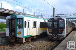 運行於陸羽西線的 JR 東日本 Kiha 110 系列柴油車（左）和運行於羽越本線的 JR 東日本 GV-E400 系列柴油車（Katsumi Yokoyama/拍攝於 2021 年 10 月）